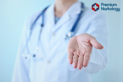 Врач тянет руку